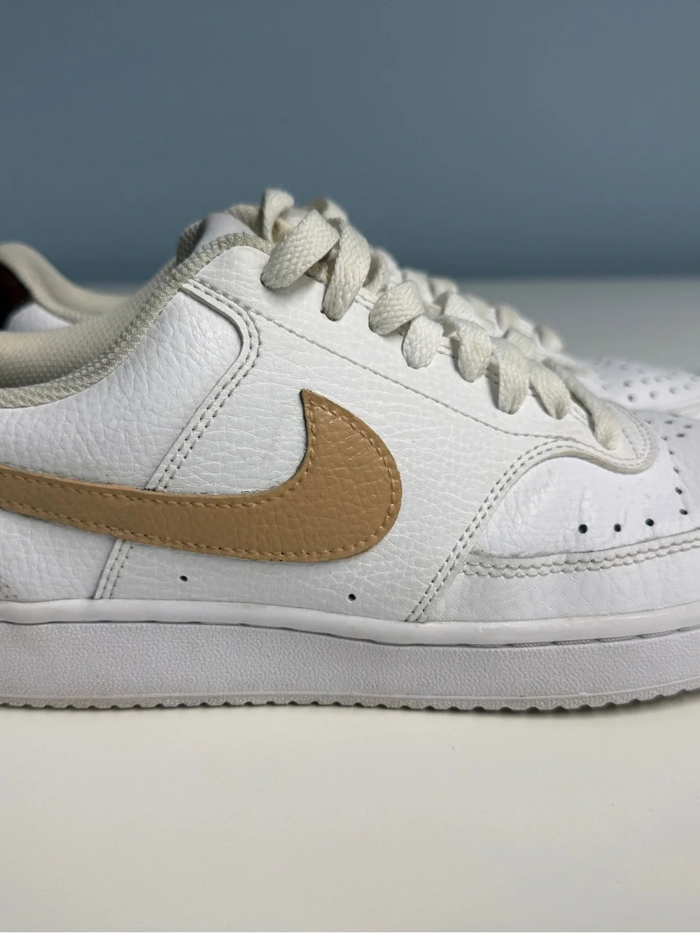 Nike Men’s White Low-Top Sneakers with Tan Swoosh